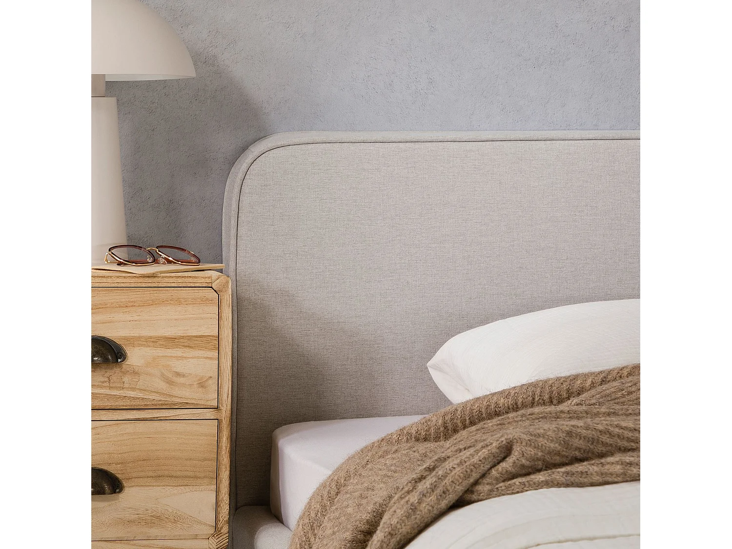 Lit simple BELARTI 90x190 cm rembourré, Revêtement en tissu, Lit style moderne pour 1 personne, sommier inclus, Gris clair