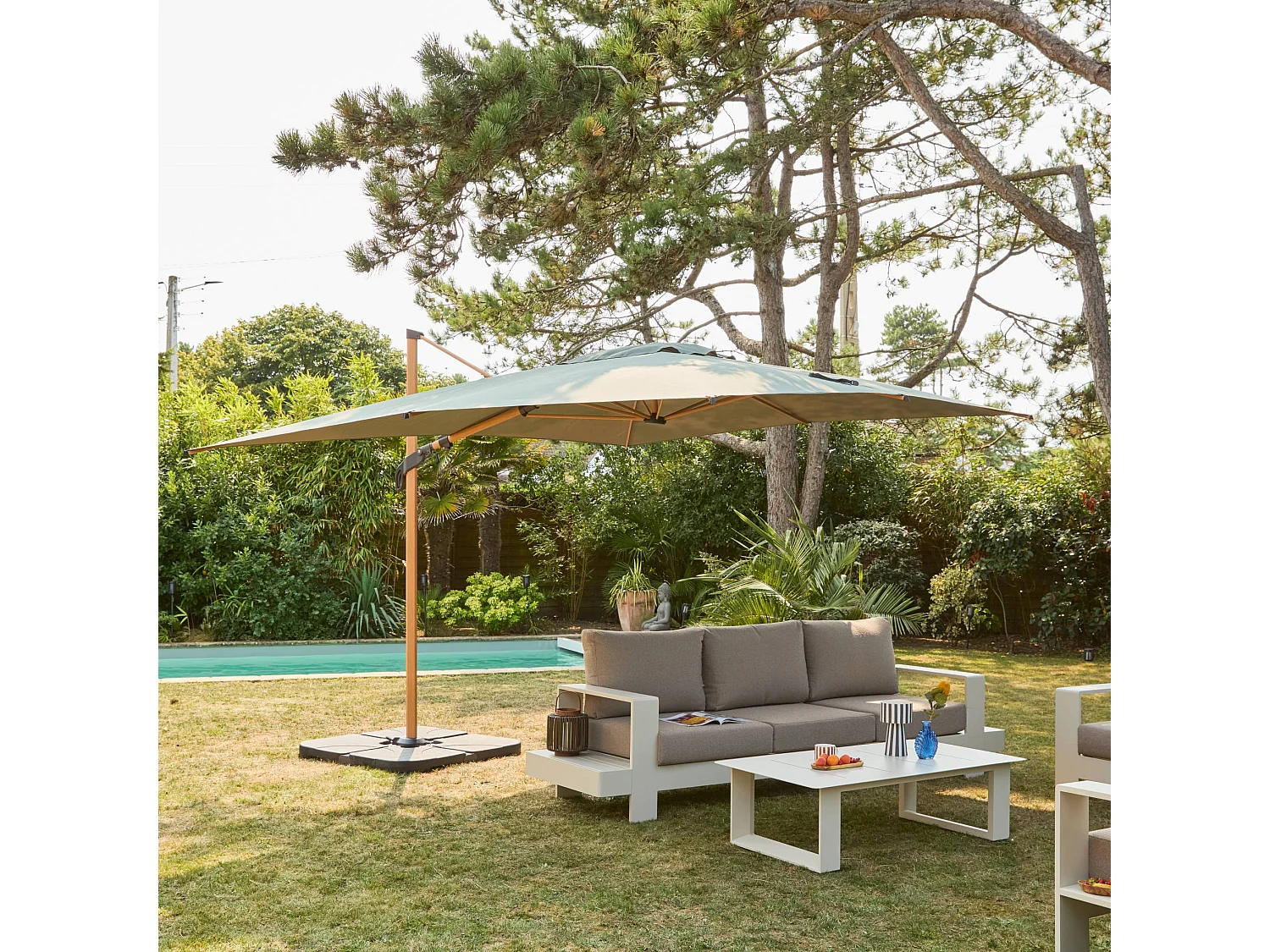 Parasol déporté ETRETAT rectangulaire kaki 3x4m. mât effet bois