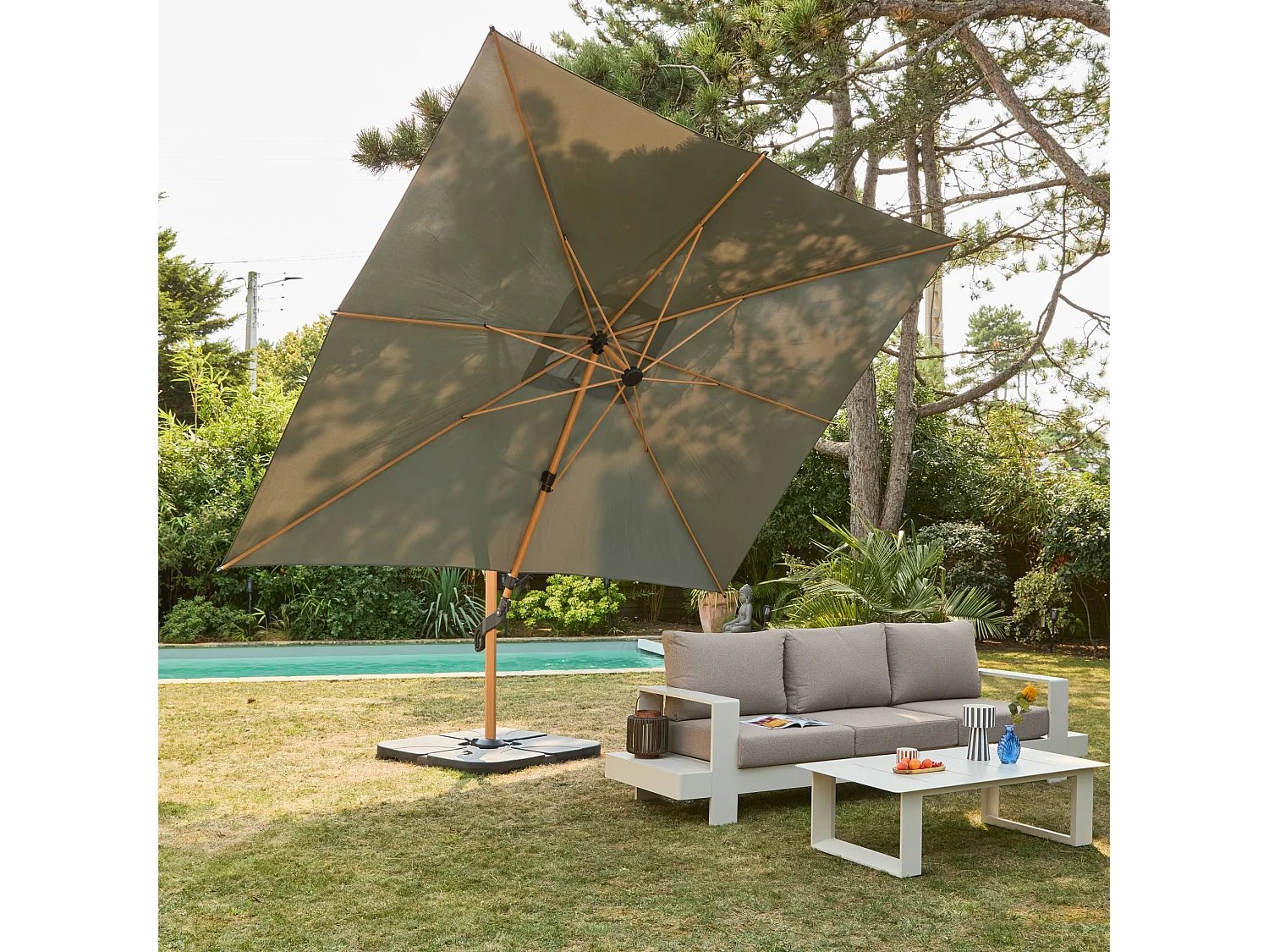 Parasol déporté ETRETAT rectangulaire kaki 3x4m. mât effet bois