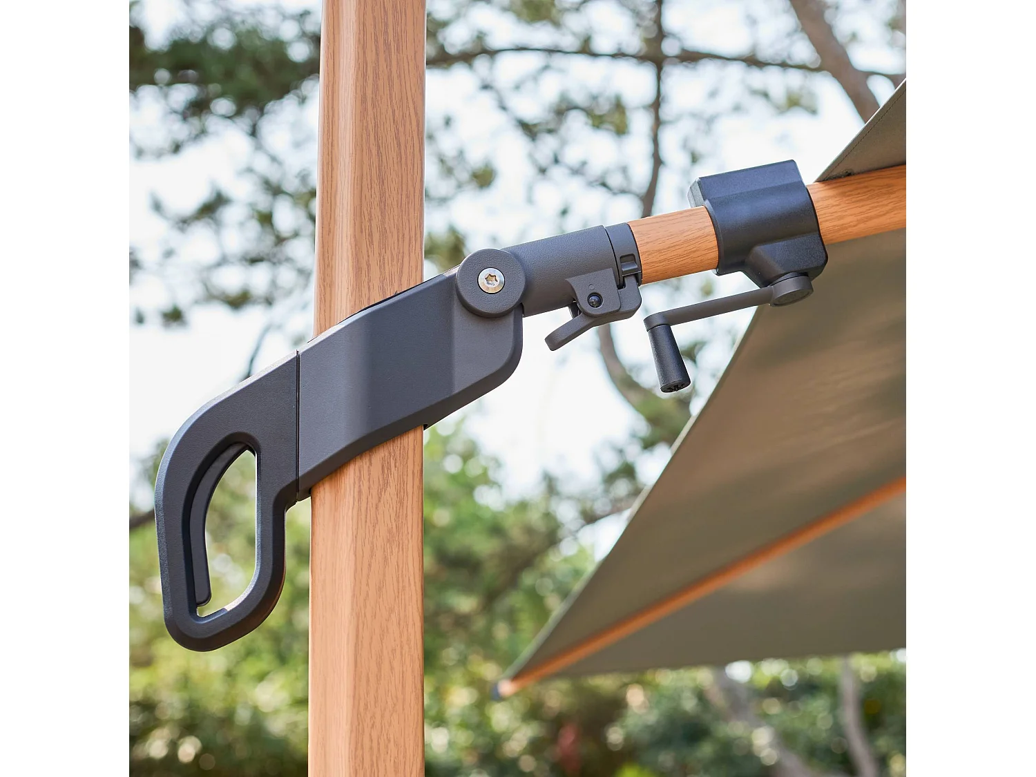 Parasol déporté ETRETAT rectangulaire kaki 3x4m. mât effet bois