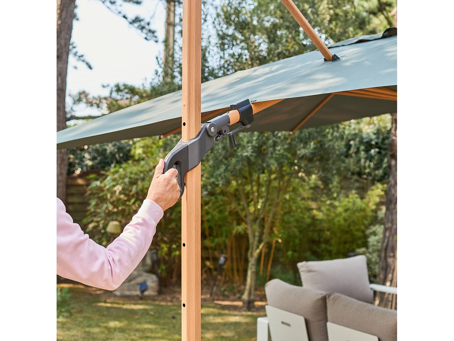 Parasol déporté ETRETAT rectangulaire kaki 3x4m. mât effet bois