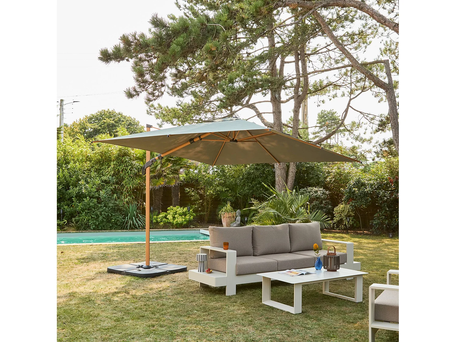 Parasol déporté ETRETAT carré kaki 3x3m. mât effet bois