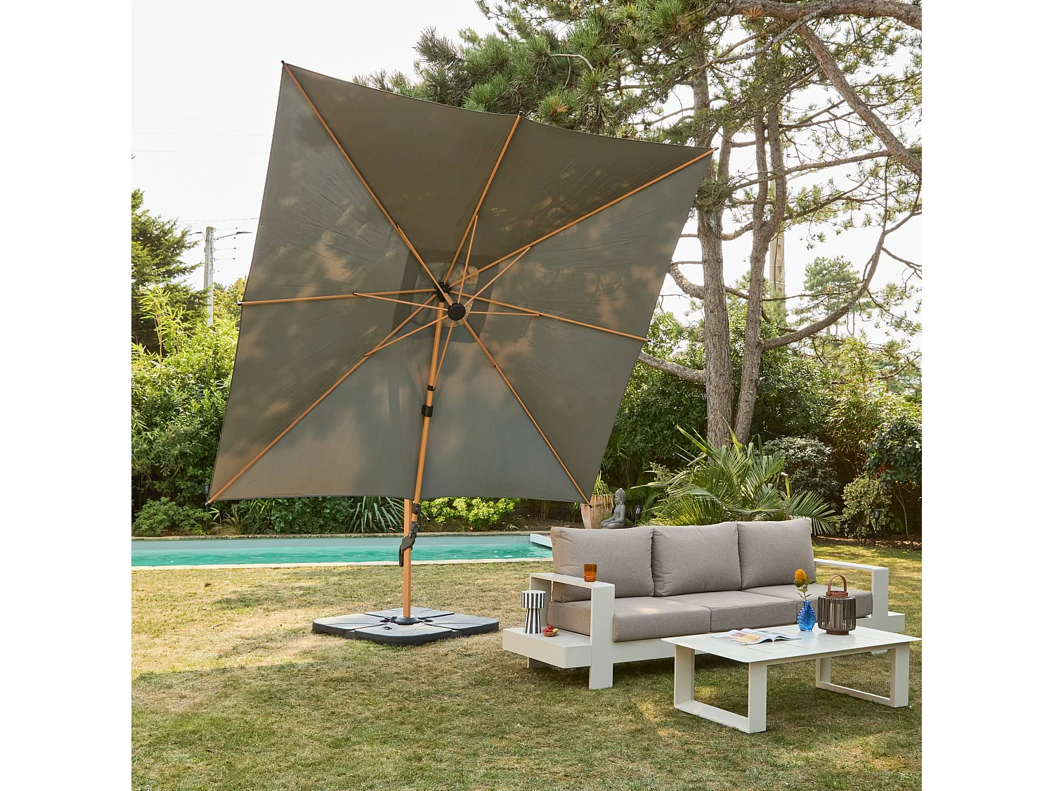 Parasol déporté ETRETAT carré kaki 3x3m. mât effet bois