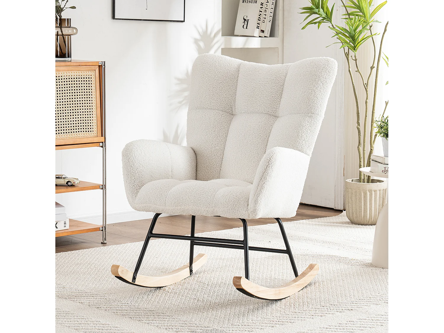 Schaukelstuhl mit Fußstütze und Tasche – 65 x 94 x 92 cm – Teddy-Polar, Evea-Holz und Metall – Weiß