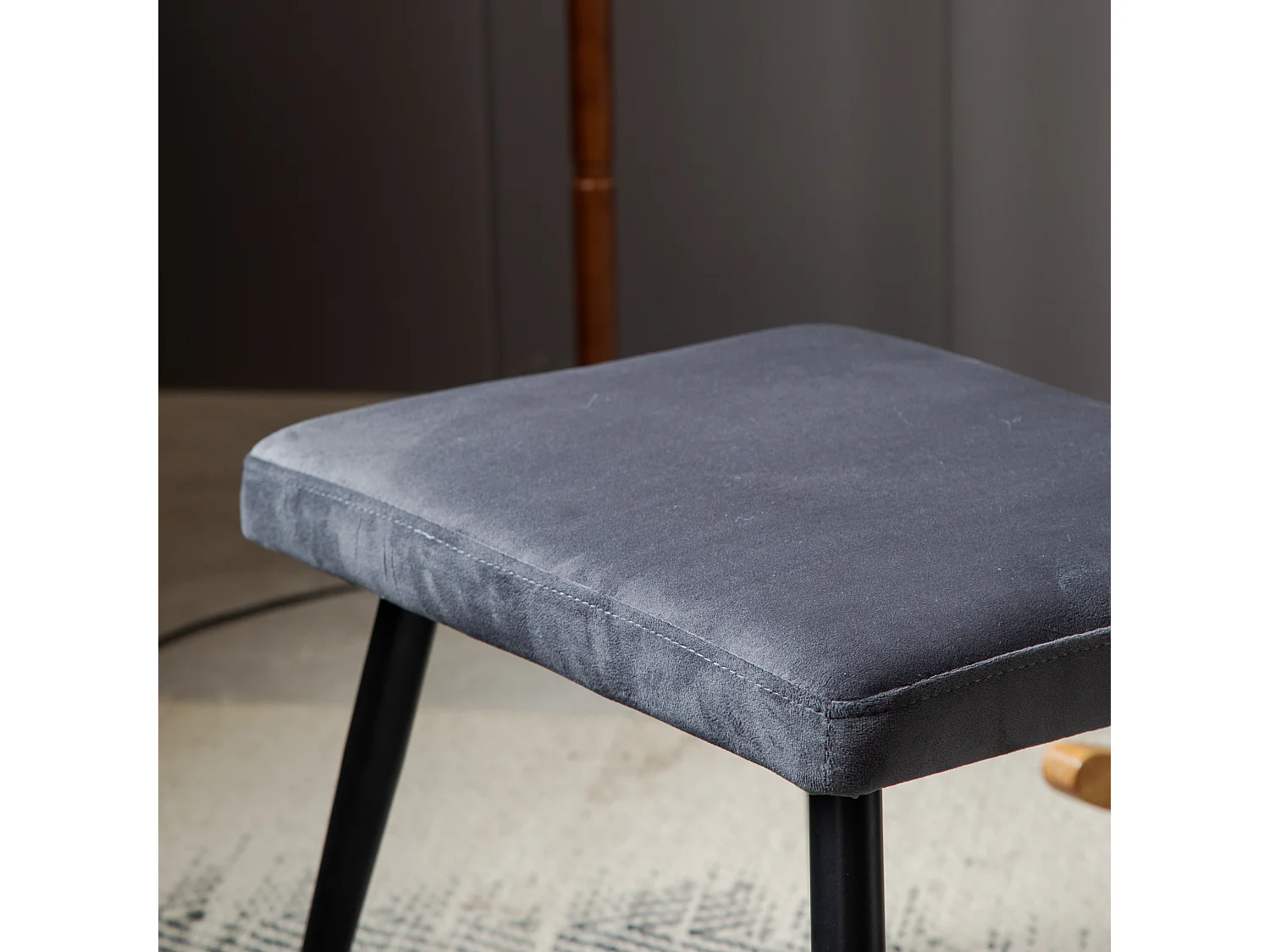 Schommelstoel met voetsteun - 56,5 x 44 x 84 cm - Fluweel, evea hout en metaal - Grijs