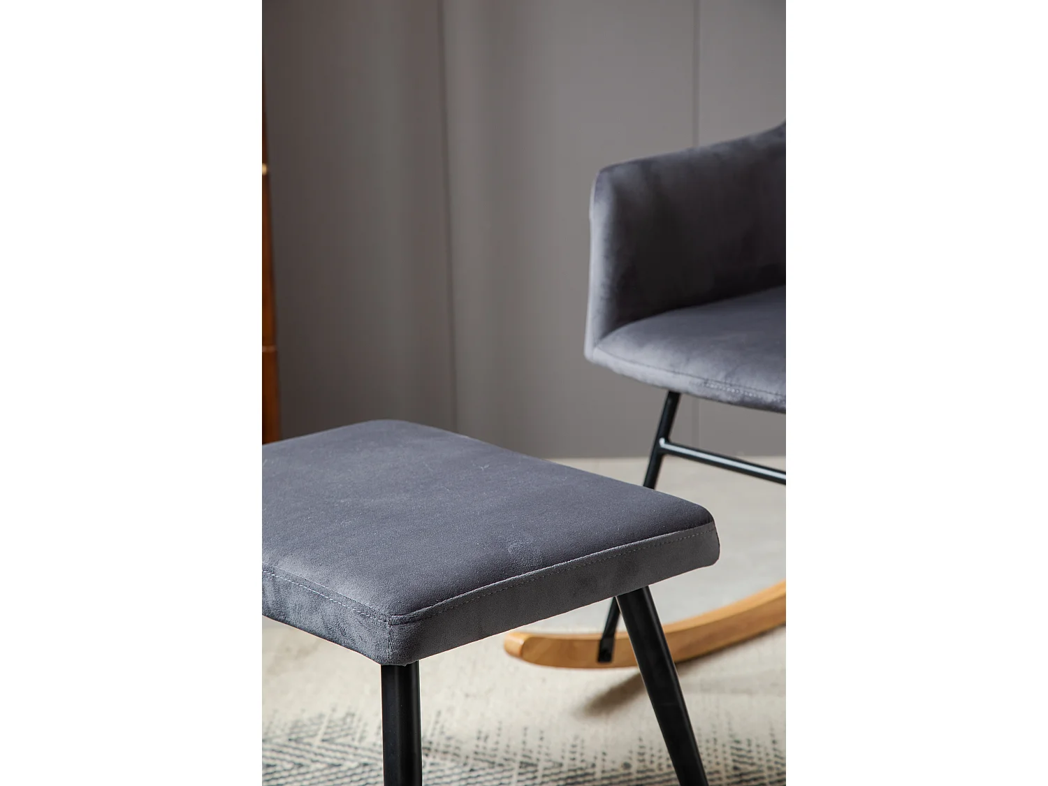 Schommelstoel met voetsteun - 56,5 x 44 x 84 cm - Fluweel, evea hout en metaal - Grijs