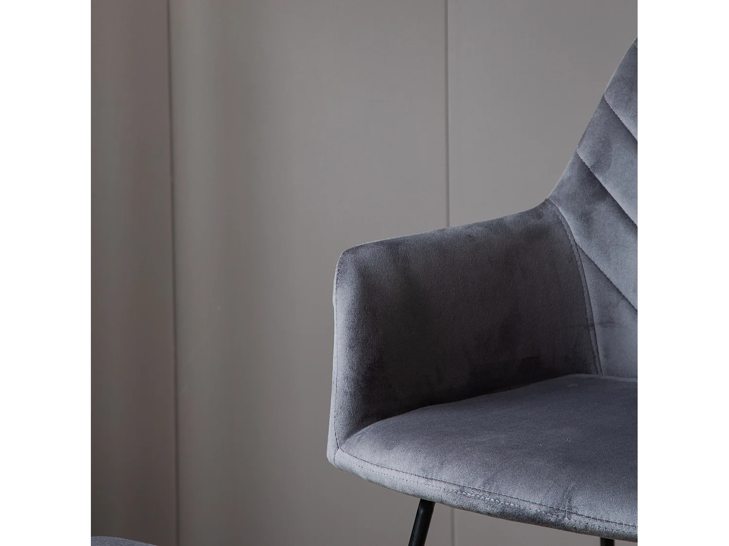 Schommelstoel met voetsteun - 56,5 x 44 x 84 cm - Fluweel, evea hout en metaal - Grijs