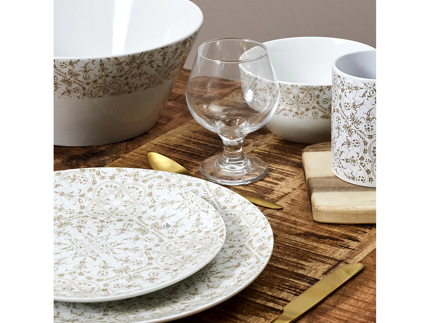 Lot de 2 mugs ORNELLA 30 cl en grès motif faïence blanc et doré