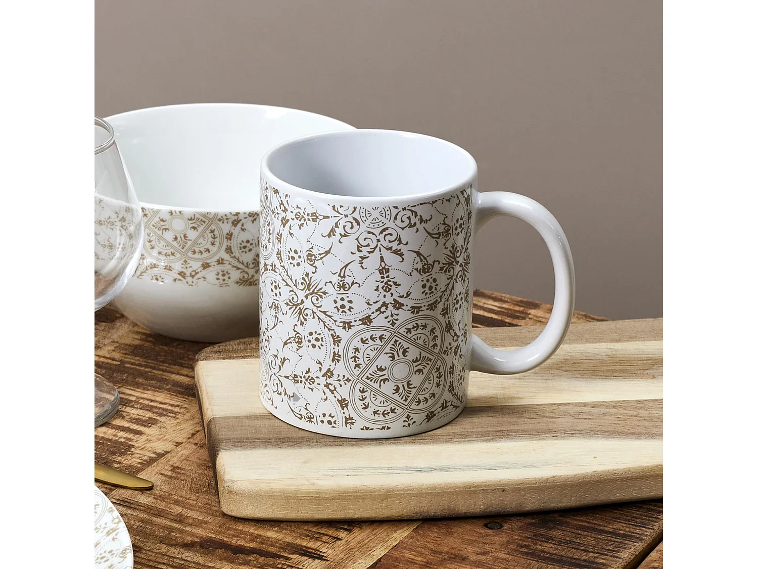 Lot de 2 mugs ORNELLA 30 cl en grès motif faïence blanc et doré