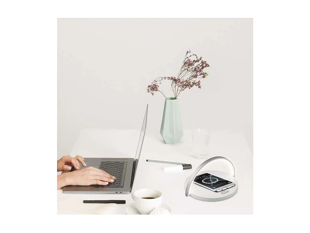 Sobremesa con cargador modelo Luxo acabado blanco 10cm(alto) 20 cm(ancho) 20 cm (fondo)