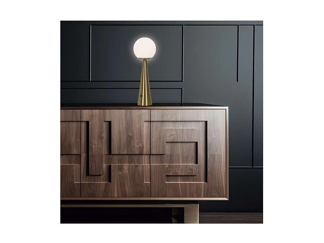 Sobremesa modelo Patrick acabado latón, 46cm(alto) 15cm(ancho) 15cm(fondo.