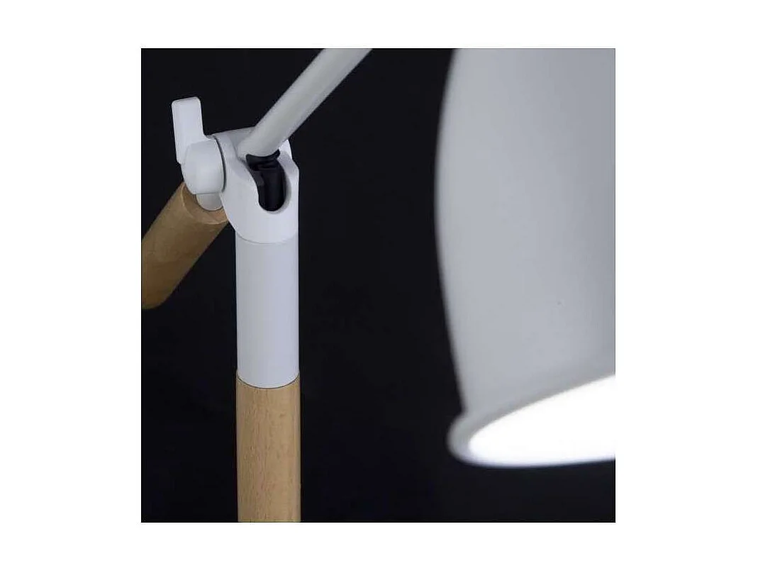 Flexo modelo Ristori acabado blanco, 61cm(alto) 17cm(ancho) 51cm(largo).