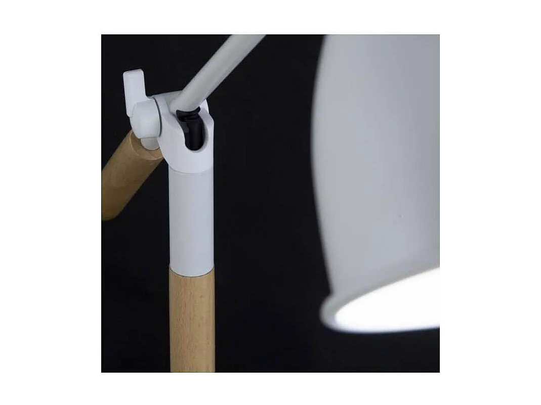 Flexo modelo Ristori acabado blanco, 61cm(alto) 17cm(ancho) 51cm(largo).