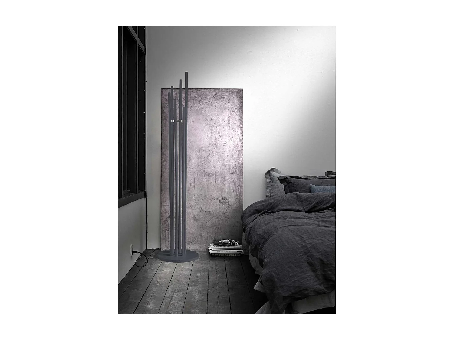 Perchero moderno mod. 471 acabado lacado en azabache, 182 cm(alto)34 cm(ancho)34 cm(largo)