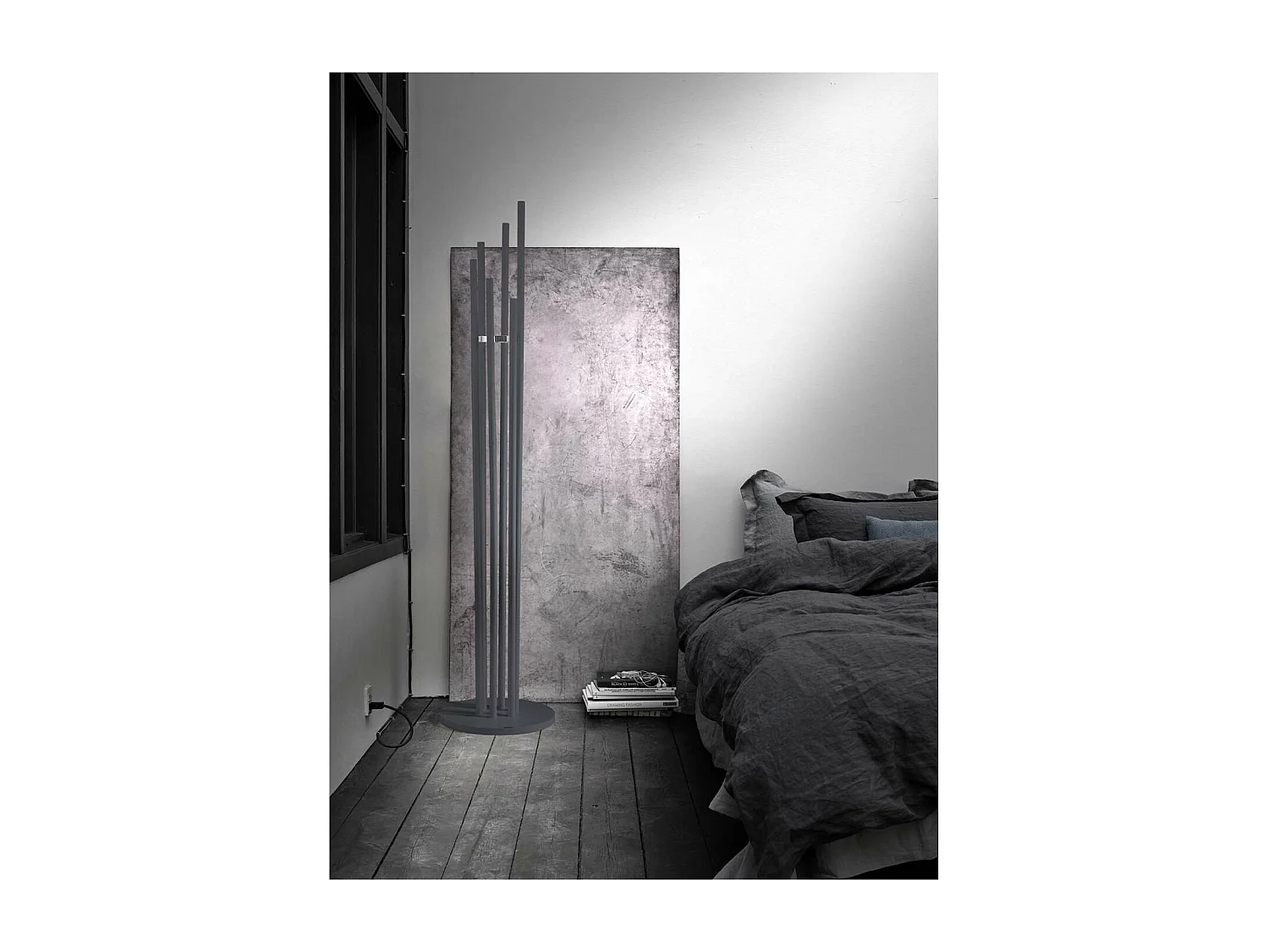 Perchero moderno mod. 471 acabado lacado en azabache, 182 cm(alto)34 cm(ancho)34 cm(largo)