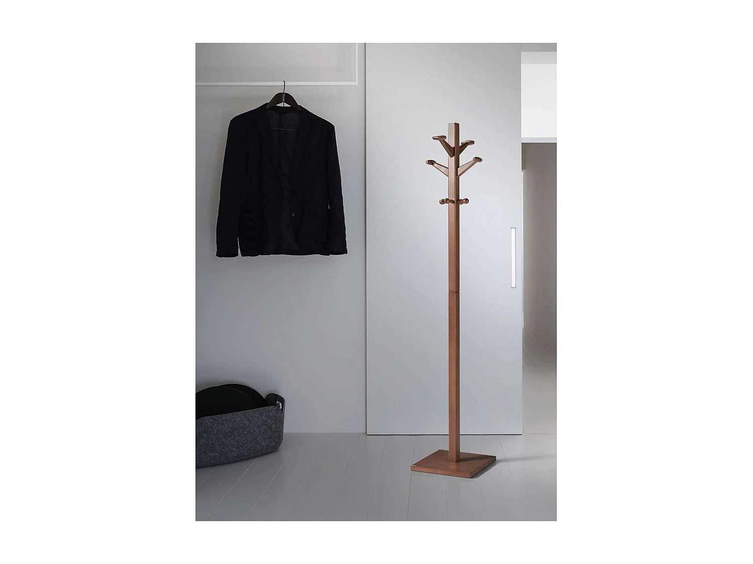 Perchero mod. 407 acabado lacado nogal, 170 cm(alto)35 cm(ancho)35 cm(largo)