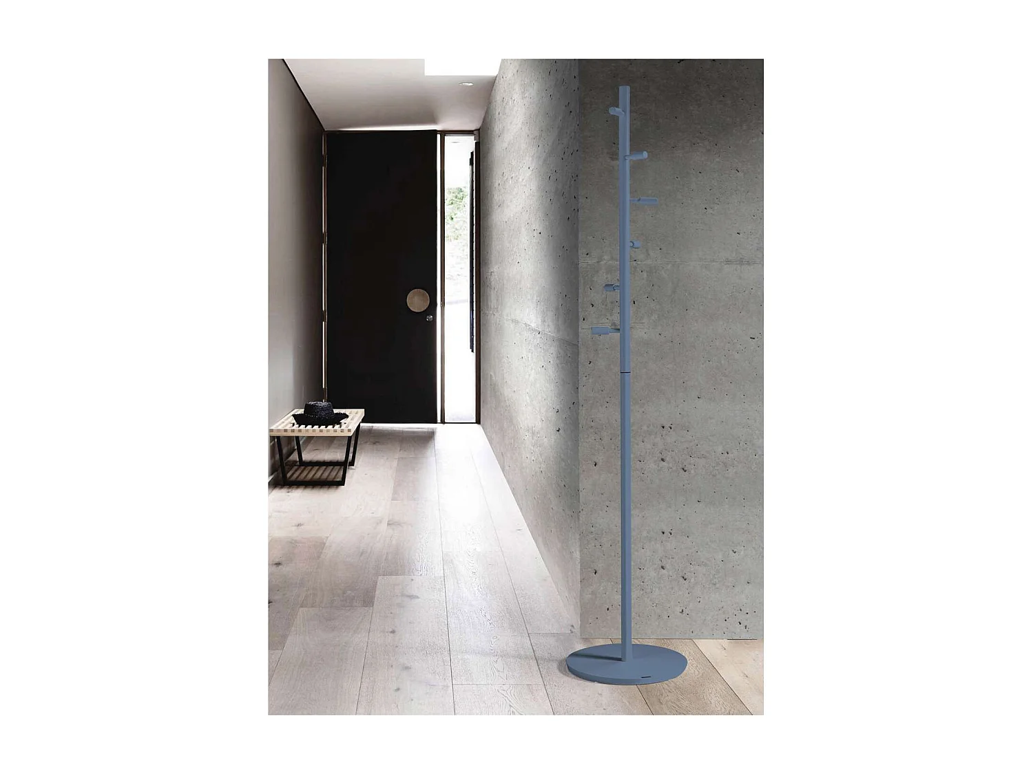 Perchero moderno mod. 401 herrajes cromo satinado lacado azul, 185 cm(alto)35 cm(ancho)35