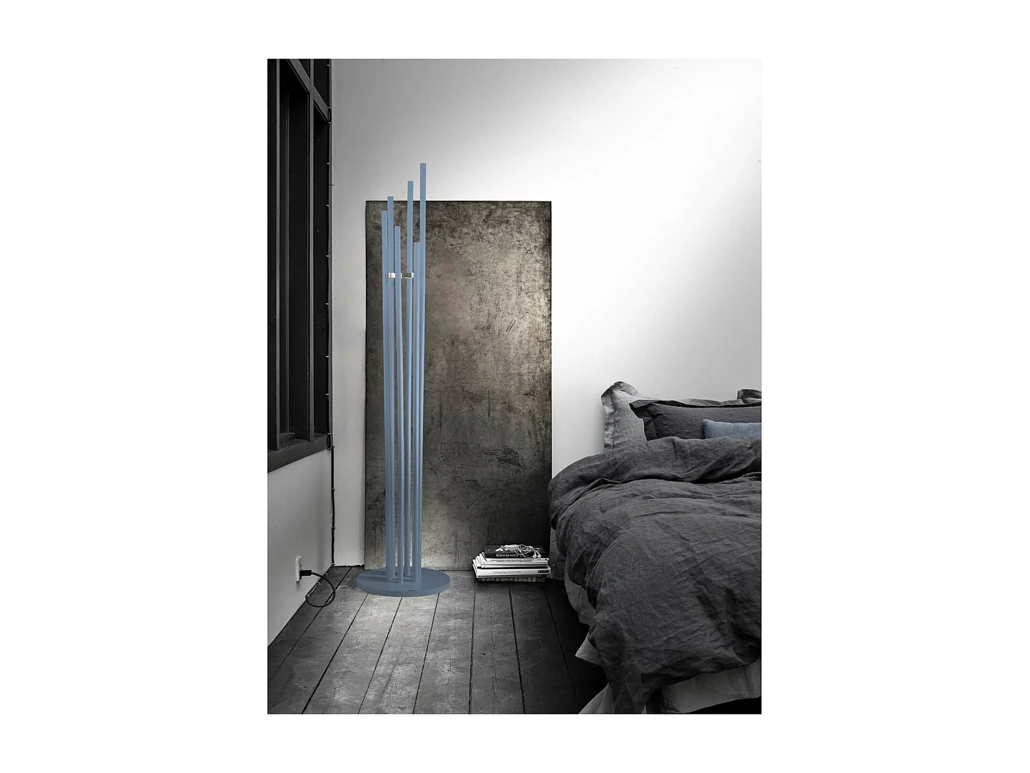 Perchero moderno mod. 471 acabado lacado en azul, 182 cm(alto)34 cm(ancho)34 cm(largo)