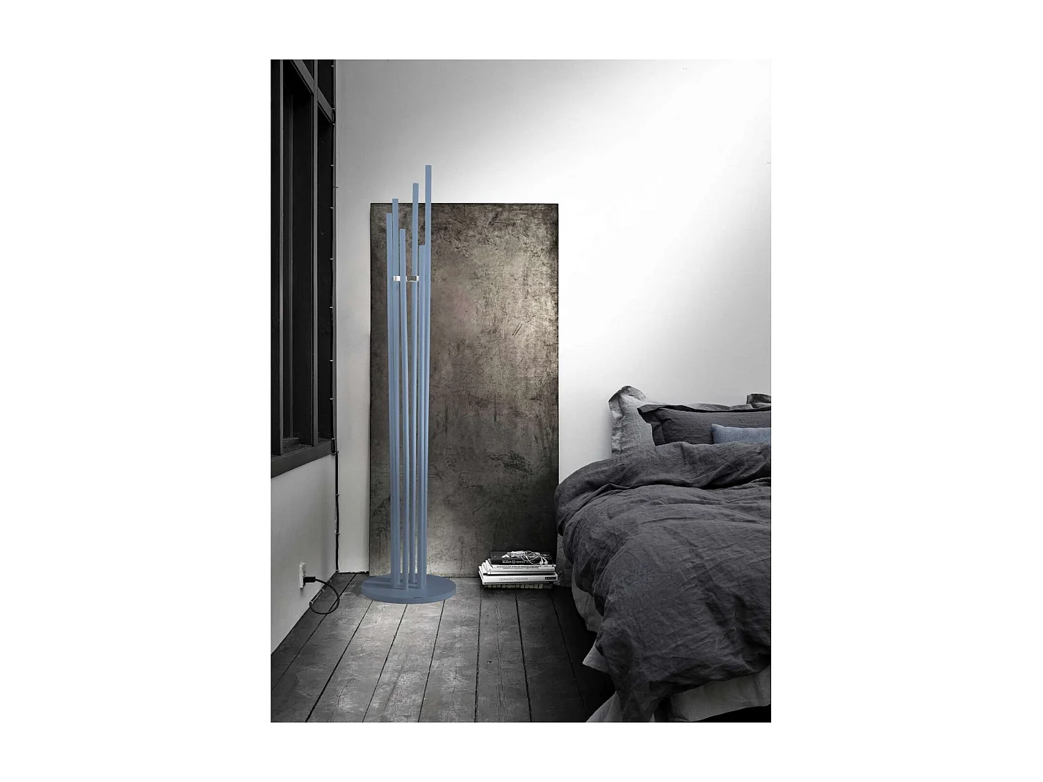 Perchero moderno mod. 471 acabado lacado en azul, 182 cm(alto)34 cm(ancho)34 cm(largo)