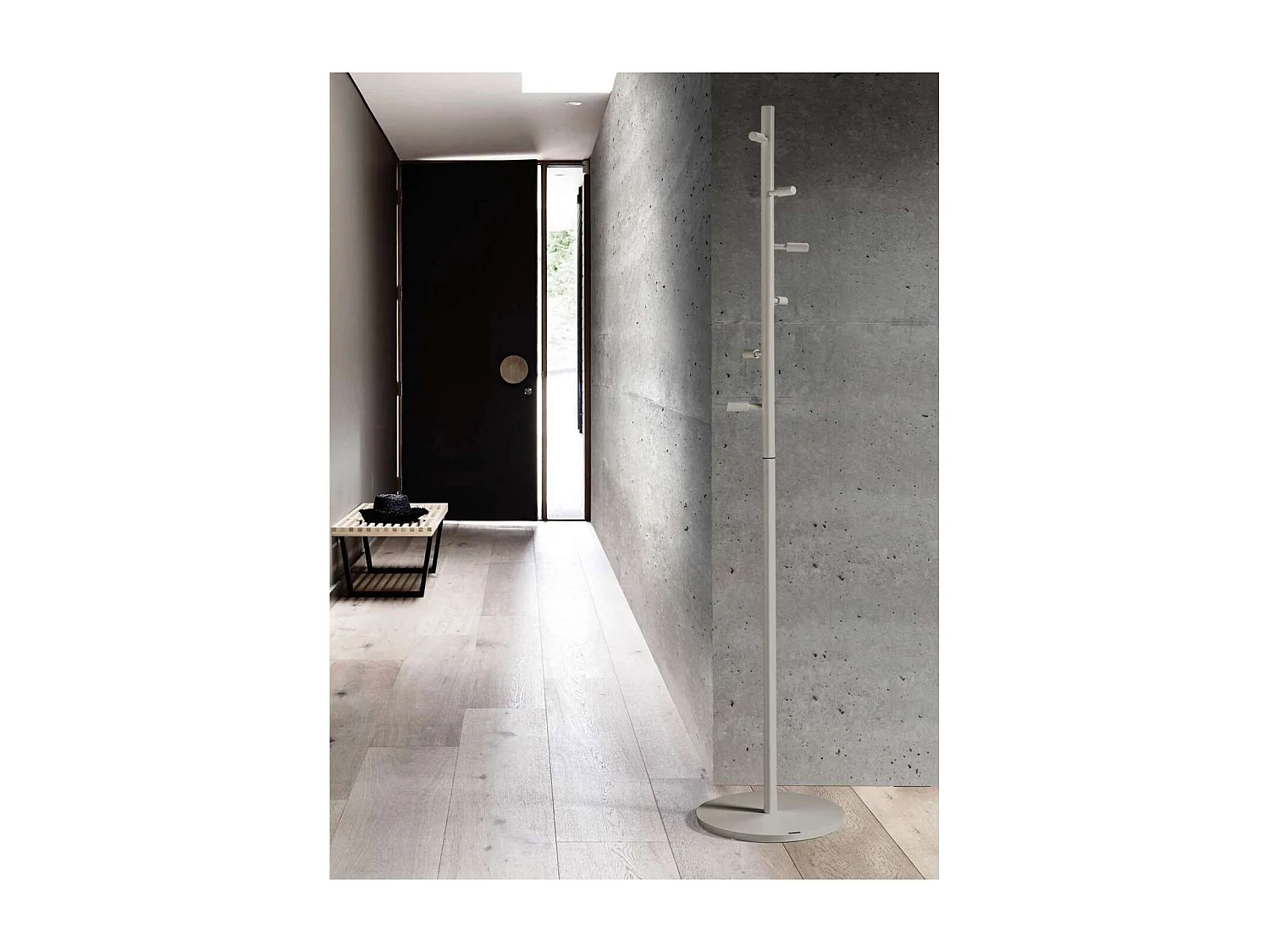 Perchero moderno mod. 401 herrajes cromo satinado lacado visón, 185 cm(alto)35 cm(ancho)3