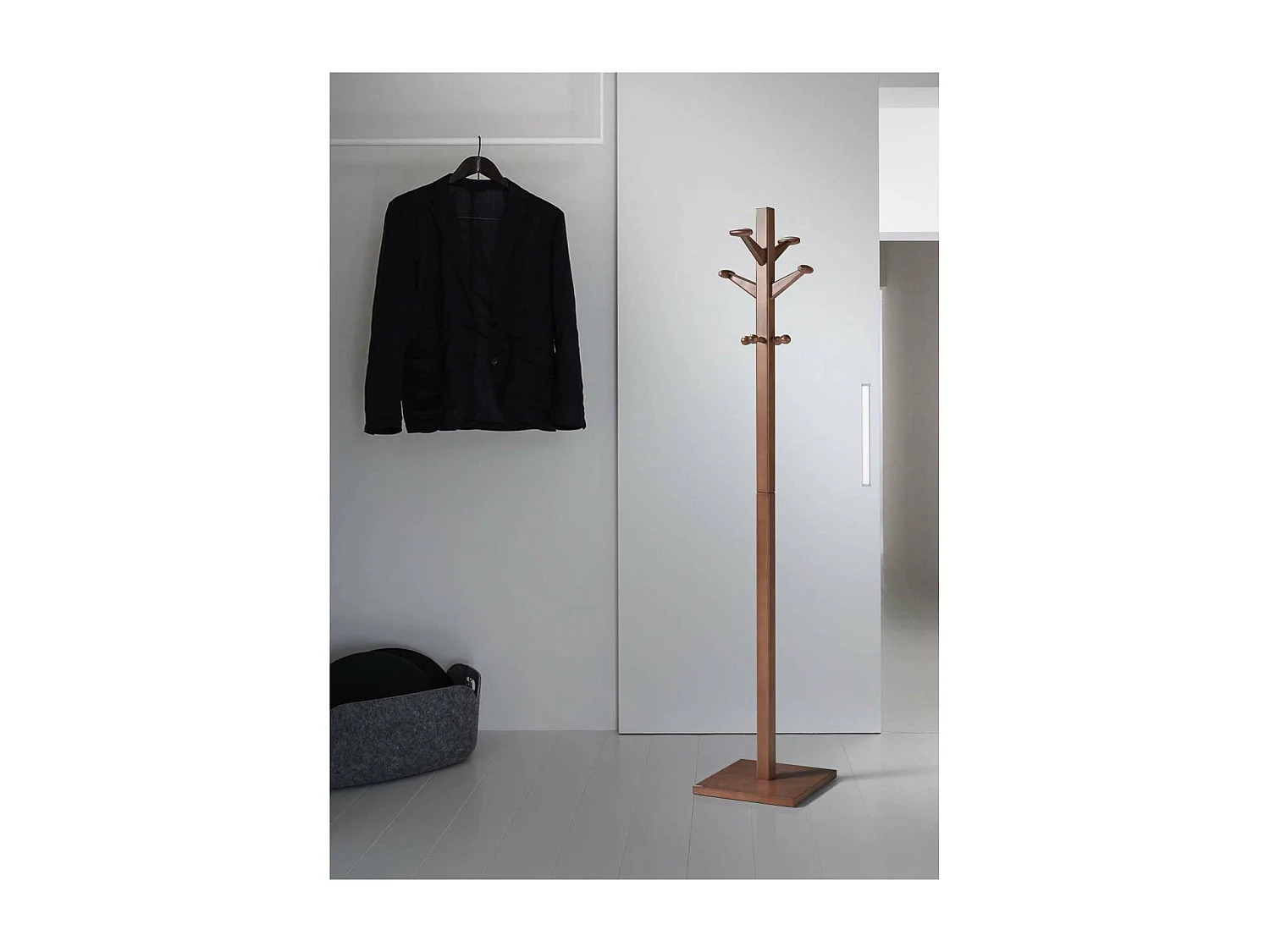 Perchero mod. 410 acabado lacado nogal, 170 cm(alto)35 cm(ancho)35 cm(largo)