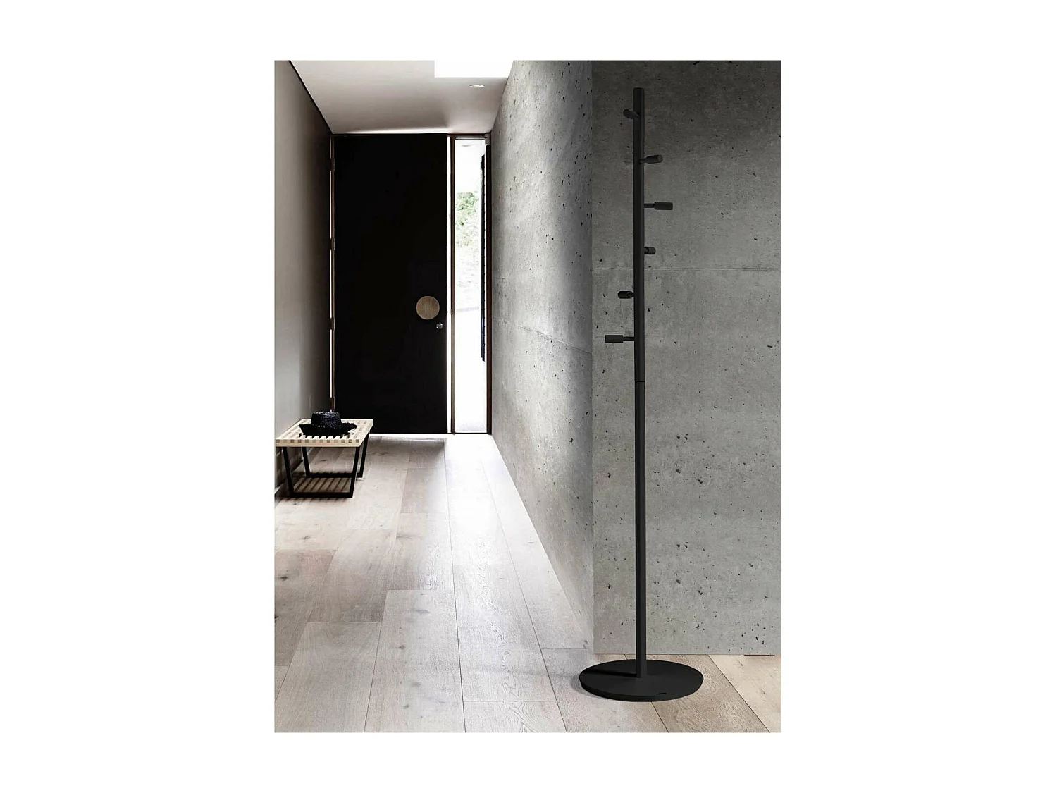 Perchero moderno mod. 401 herrajes cromo satinado lacado negro 185 cm(alto)35 cm(ancho)35