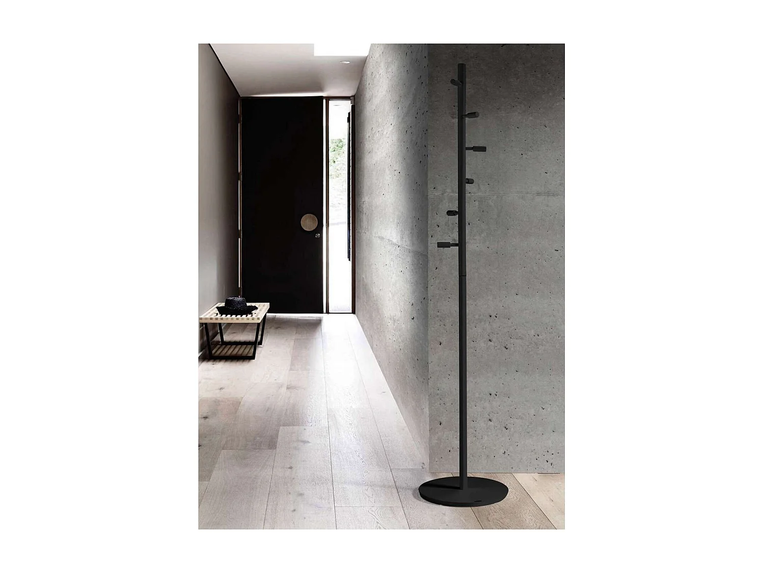 Perchero moderno mod. 401 herrajes cromo satinado lacado negro 185 cm(alto)35 cm(ancho)35