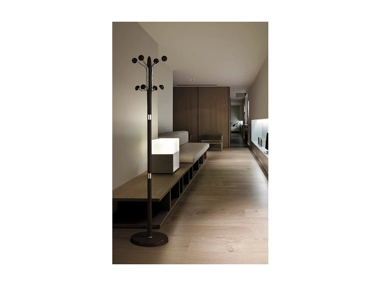 Perchero mod. 420 herrajes en cromo satinado lacado wengué, 180 cm(alto)37 cm(ancho)37 cm