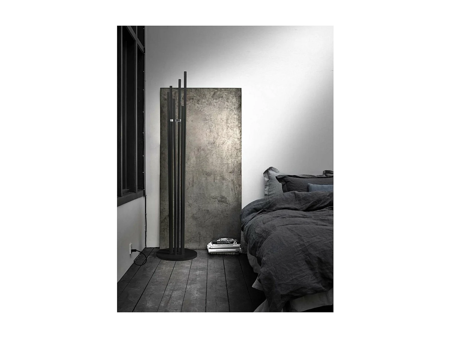 Perchero moderno mod. 471 acabado lacado en negro, 182 cm(alto)34 cm(ancho)34 cm(largo)