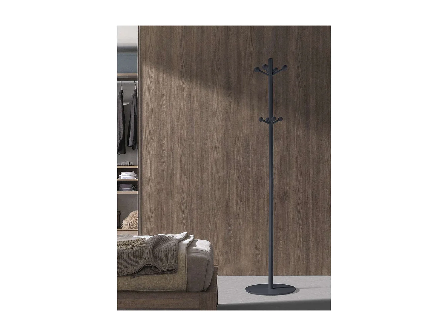 Perchero mod. 402 lacado en color azabache, 180 cm(alto)37 cm(ancho)37 cm(largo)