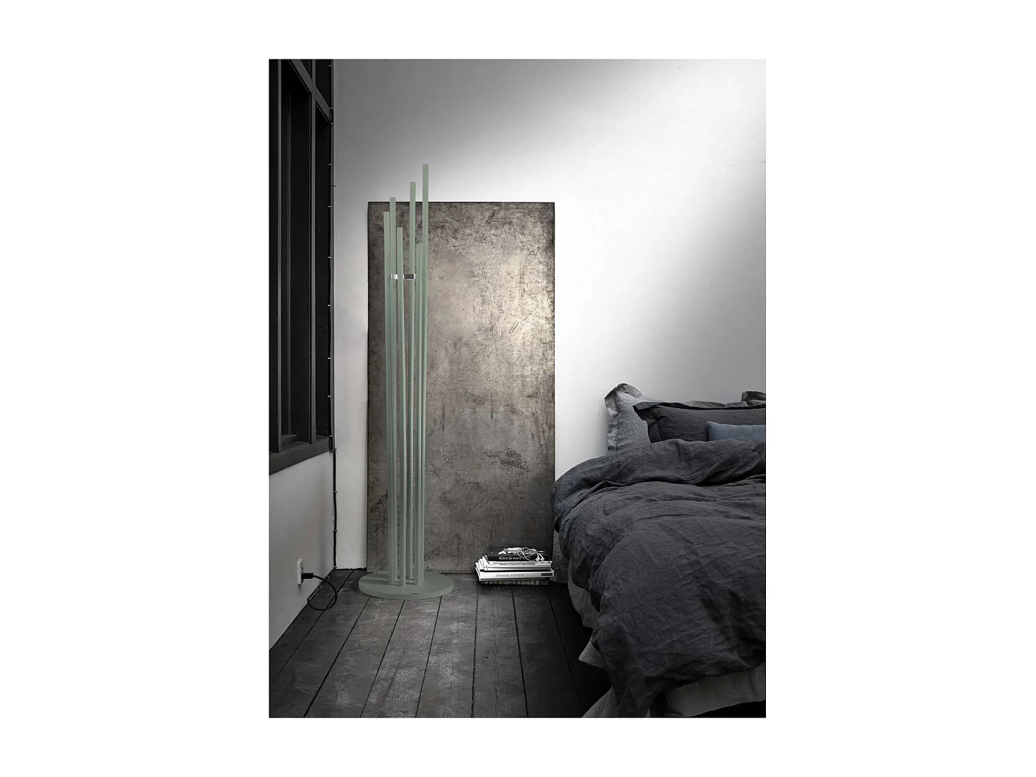 Perchero moderno mod. 471 acabado lacado en verde, 182 cm(alto)34 cm(ancho)34 cm(largo)