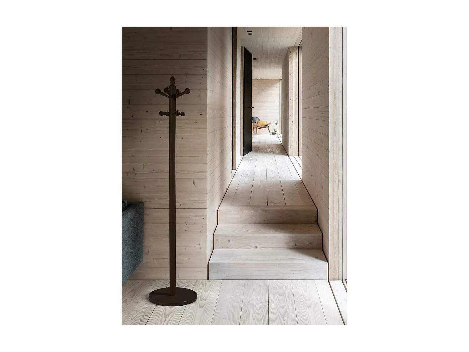 Perchero mod. 410 acabado lacado wengué, 170 cm(alto)35 cm(ancho)35 cm(largo)