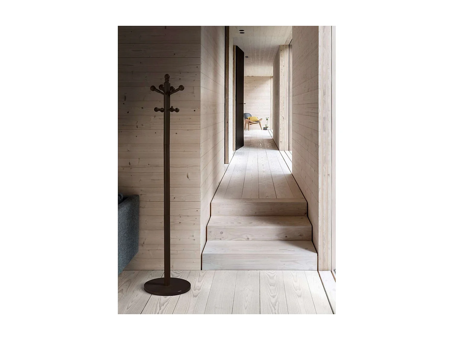 Perchero mod. 410 acabado lacado wengué, 170 cm(alto)35 cm(ancho)35 cm(largo)