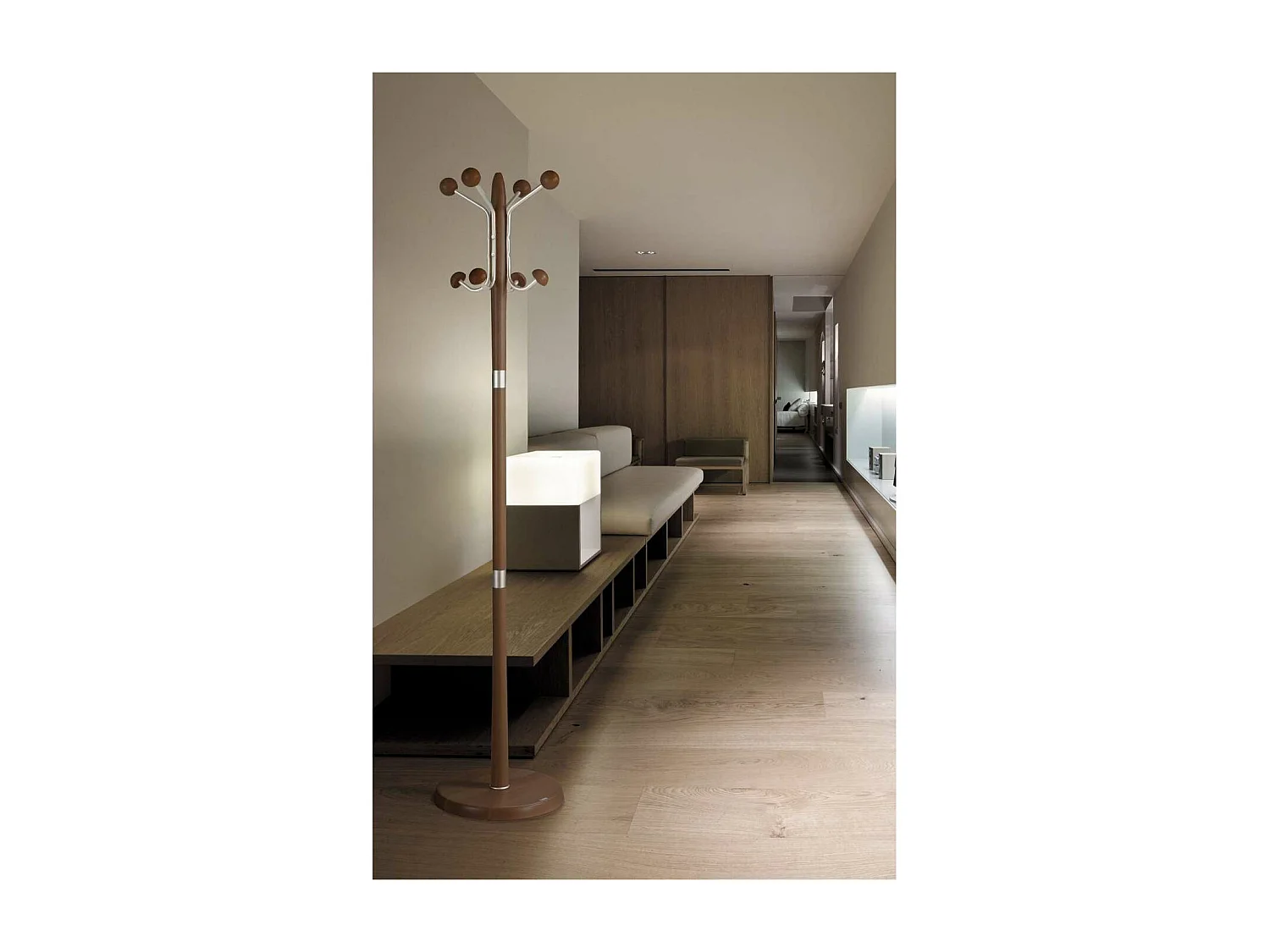 Perchero mod. 420 herrajes en cromo satinado lacado nogal, 180 cm(alto)37 cm(ancho)37 cm(l