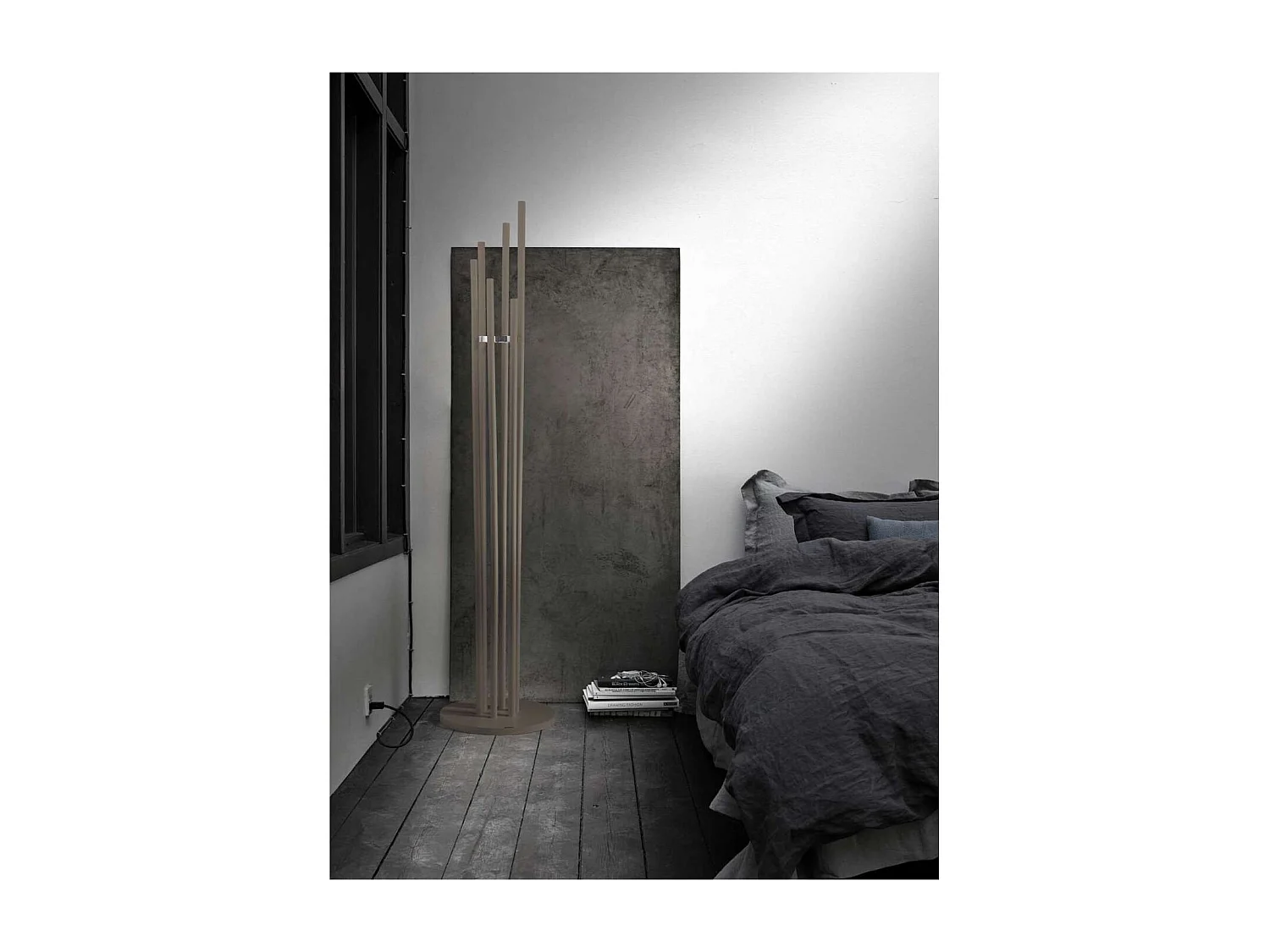 Perchero moderno mod. 471 acabado lacado en moka, 182 cm(alto)34 cm(ancho)34 cm(largo)