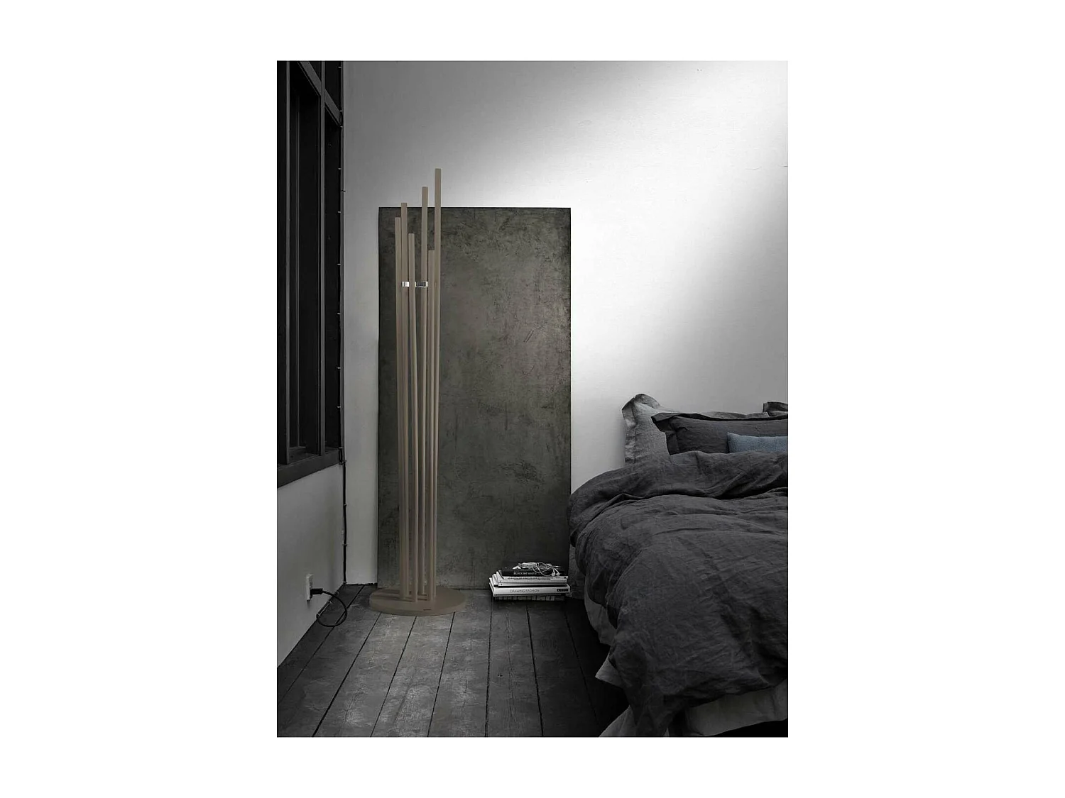 Perchero moderno mod. 471 acabado lacado en moka, 182 cm(alto)34 cm(ancho)34 cm(largo)