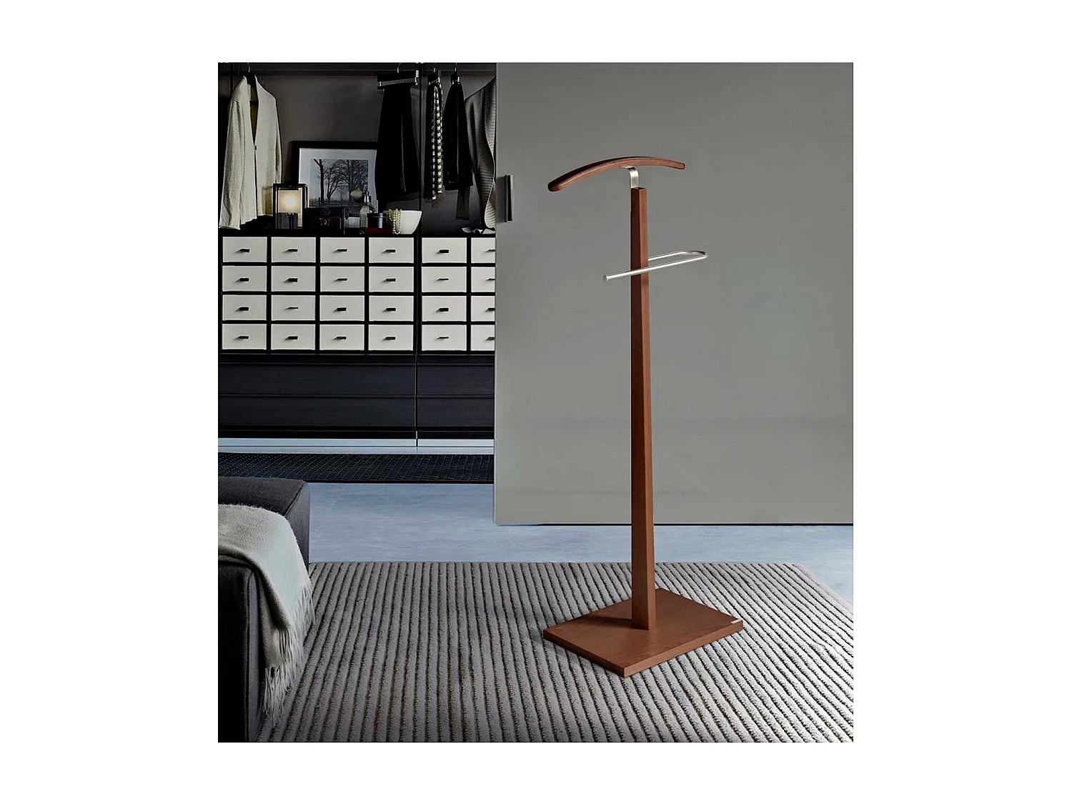 Galan 303 herraje cromo satinado y madera color nogal. 114 cm (alto), 48 cm (ancho), 28 cm