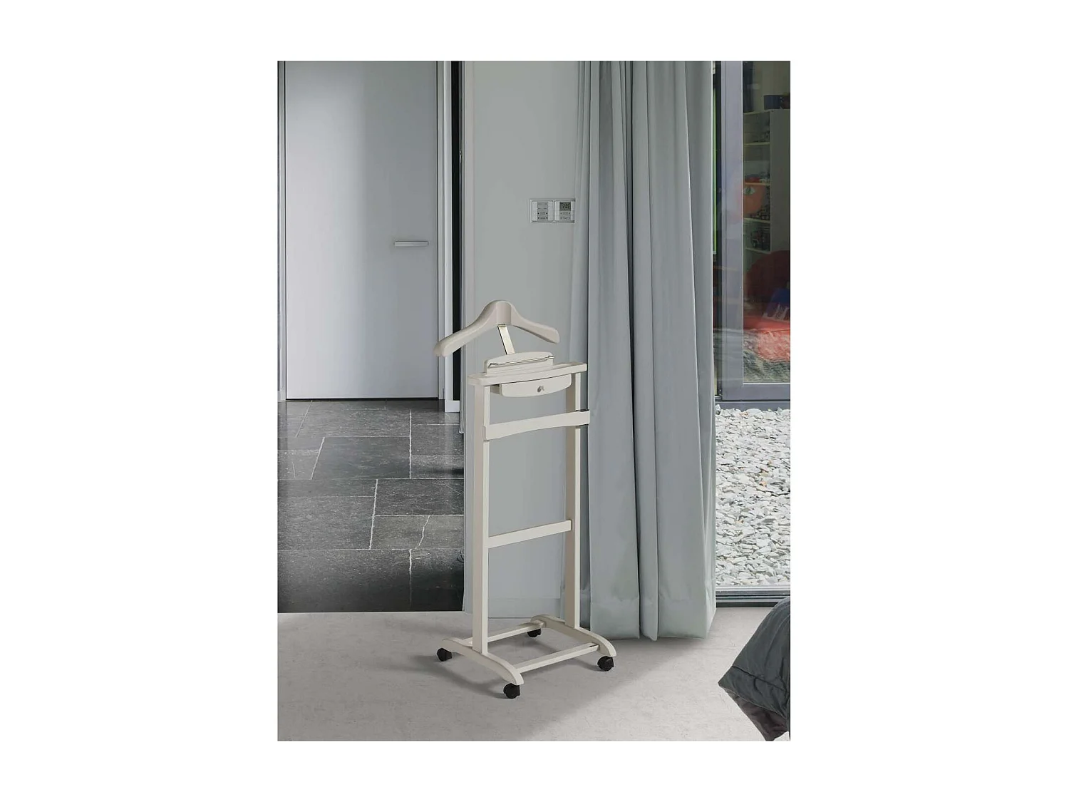 Galán de noche clásico 353 lacado en color visón, 110cm(alto) 47cm(ancho) 35cm(largo)