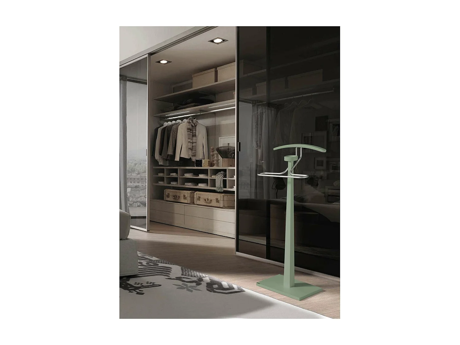 Galán 368 lacado en verde y herraje cromo. 112 cm(alto), 46 cm (ancho), 34 cm(fondo).