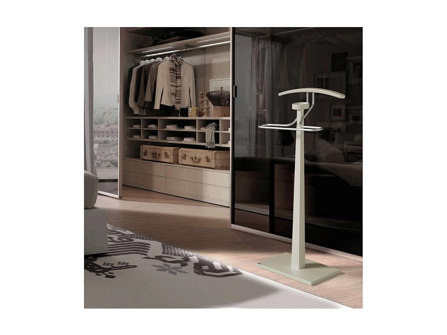 Galan 368 lacado en vison y herraje cromo. 112 cm(alto), 46 cm (ancho), 34 cm(fondo).