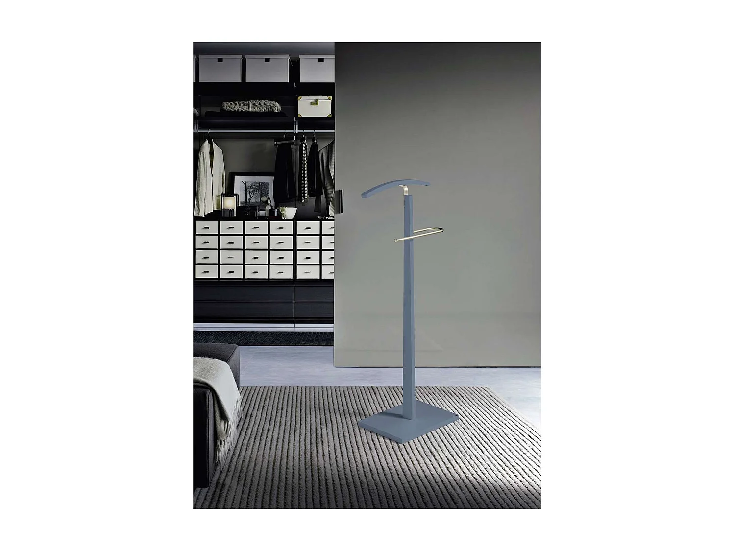 Galan 303 herraje cromo satinado y madera color azul. 114 cm (alto), 48 cm (ancho), 28 cm(