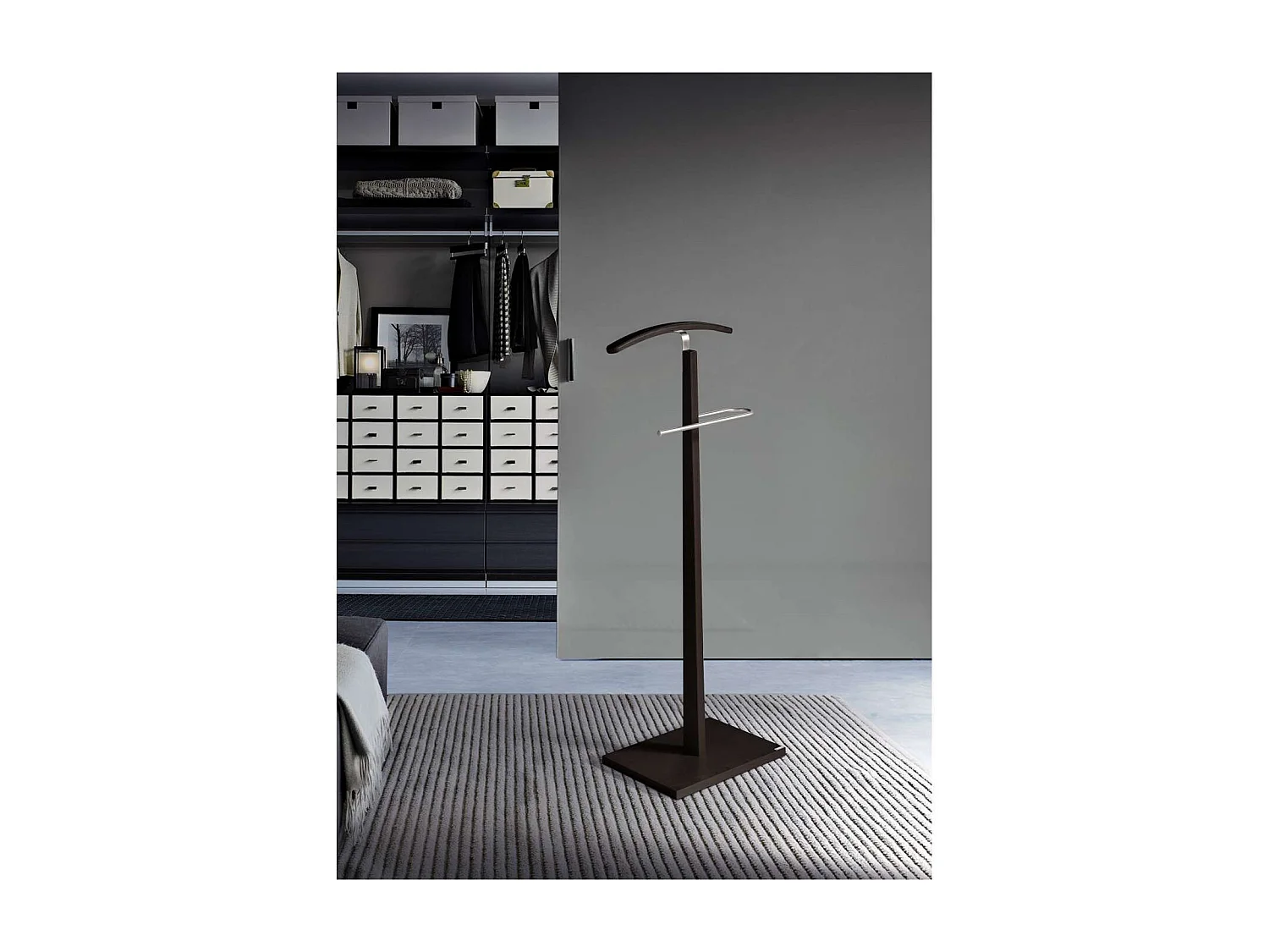Galan 303 herraje cromo satinado y madera color wengue. 114 cm (alto), 48 cm (ancho), 28 c