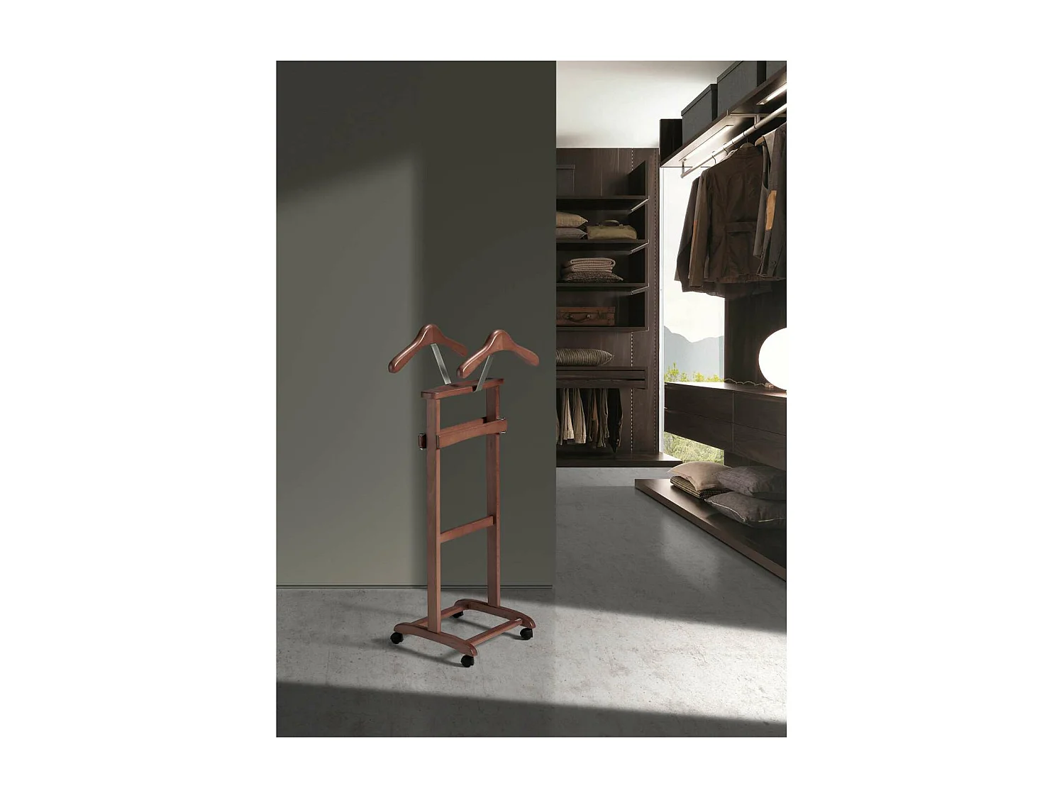 Galán de noche clásico 354 lacado en color mogano, 110cm(alto) 47cm(ancho) 35cm(largo)