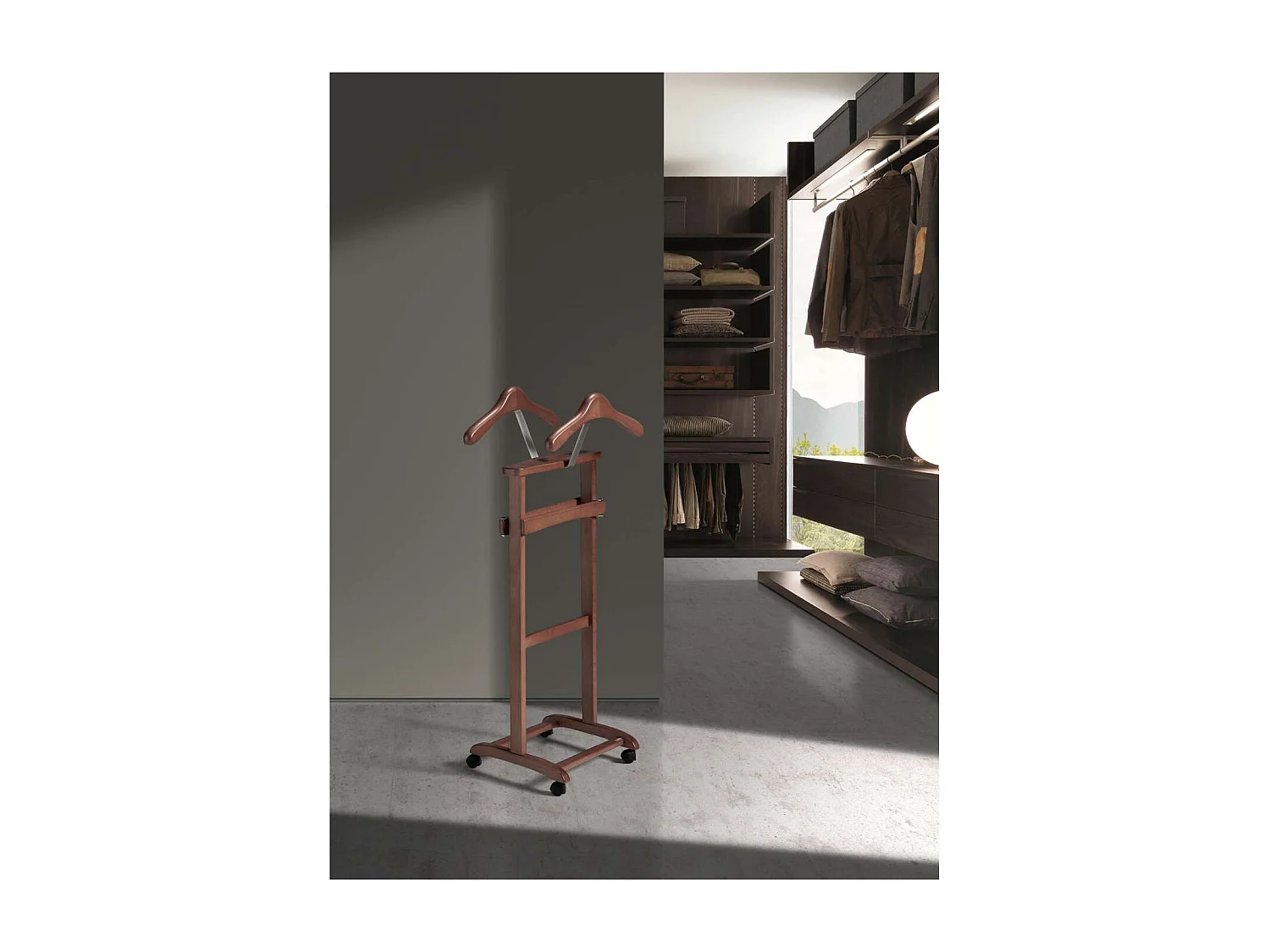 Galán de noche clásico 354 lacado en color mogano, 110cm(alto) 47cm(ancho) 35cm(largo)