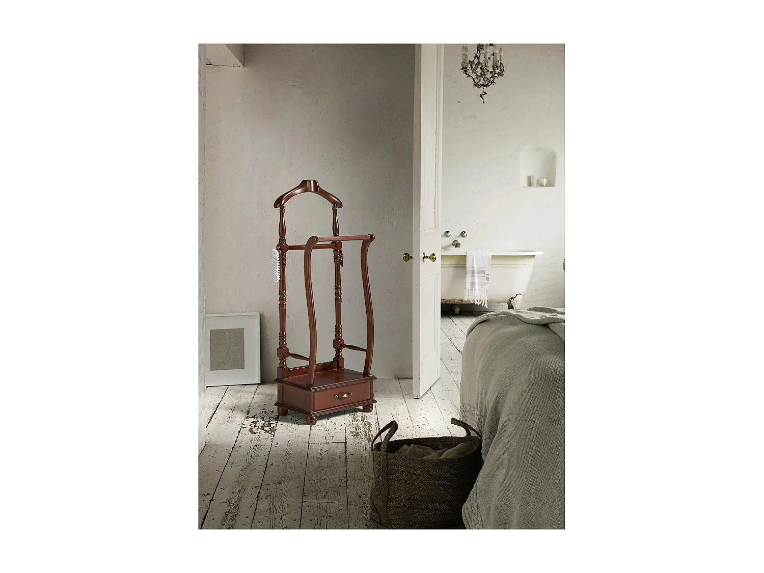 Galán de noche clásico 344 lacado en color nogal, 120cm(alto) 46cm(ancho) 20cm(largo)