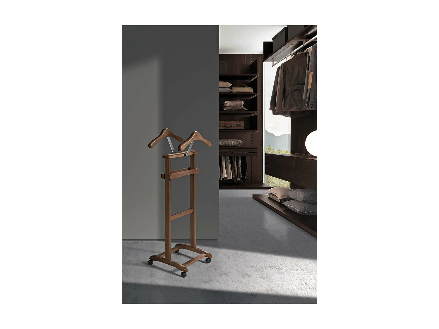 Galán de noche clásico 354 lacado en color nogal, 110cm(alto) 47cm(ancho) 35cm(largo)