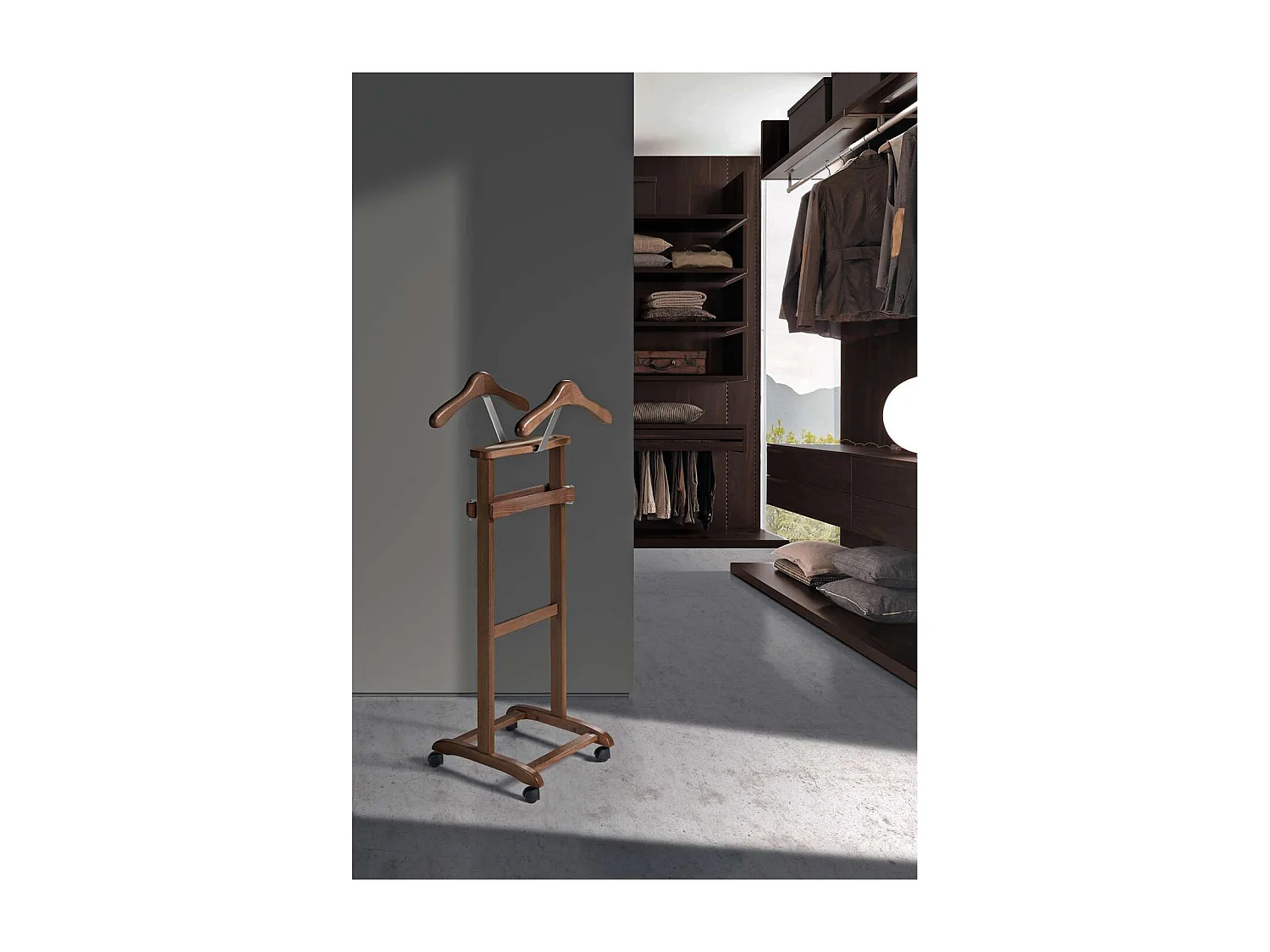 Galán de noche clásico 354 lacado en color nogal, 110cm(alto) 47cm(ancho) 35cm(largo)