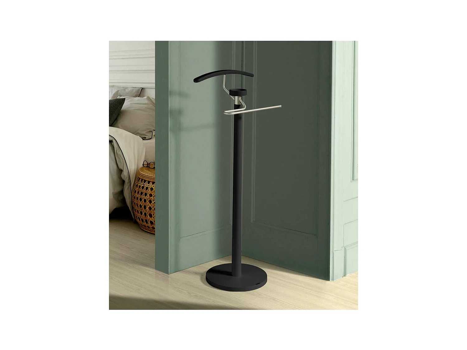 Galan 338 cromo satinado lacado en negro. 112 cm(alto), 46 cm(ancho), 34 cm(fondo)