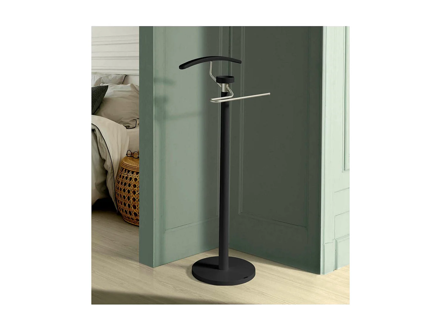 Galan 338 cromo satinado lacado en negro. 112 cm(alto), 46 cm(ancho), 34 cm(fondo)