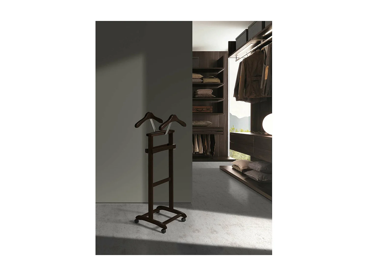 Galán de noche clásico 354 lacado en color wengue, 110cm(alto) 47cm(ancho) 35cm(largo)